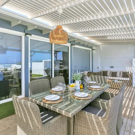 Granados 27 Beachfront Villa